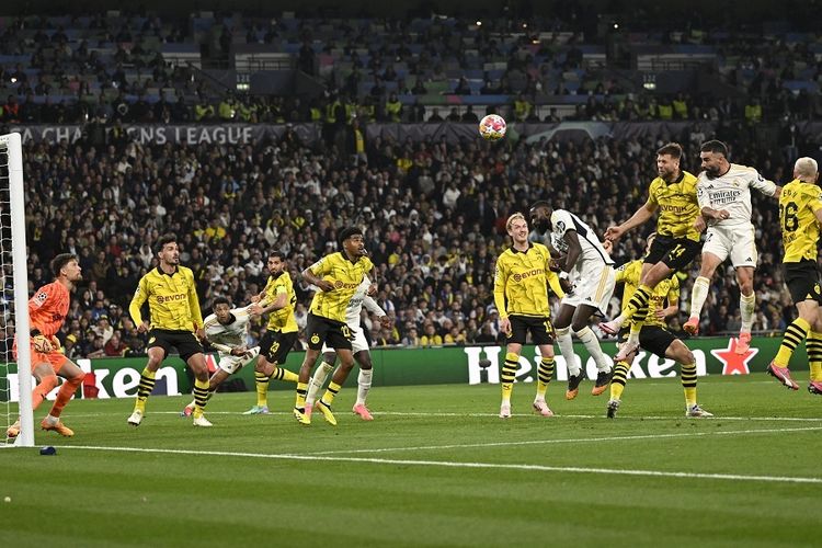 Bek Real Madrid Dani Carvajal (kanan/putih) mencetak gol pertama timnya pada pertandingan final Liga Champions antara Borussia Dortmund vs Real Madrid di Stadion Wembley, London, pada Minggu 2 Juni 2024. (Foto oleh INA FASSBENDER / AFP)