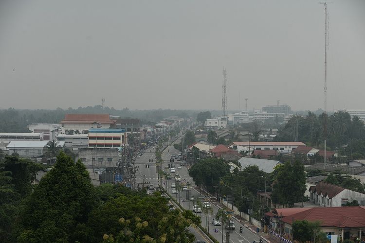 Pemandangan yang memperlihatkan kabut asap di atas langit provinsi Narathiwat, Thailand selatan, pada 20 September 2019.