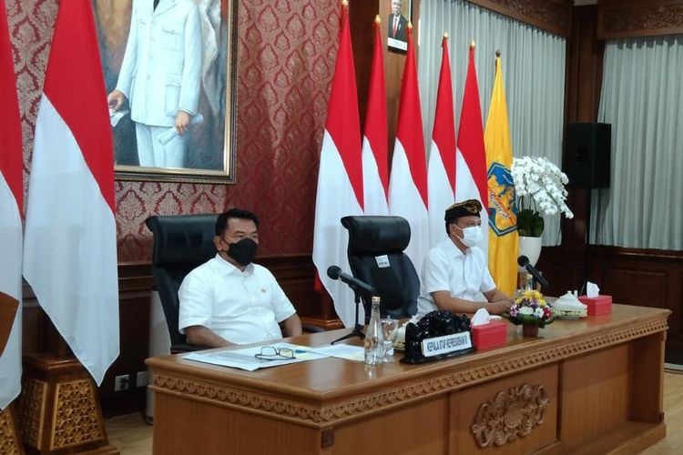 Kepala Staf Kepresidenan RI Moeldoko (kiri) saat berada di Rumah Dinas Jabatan Gubernur Bali, Kamis (16/12/2021). 
