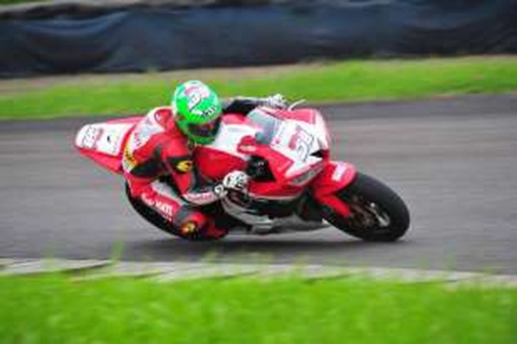 Pebalap Astra Honda Racing Team (AHRT), Gerry Salim, memacu motornya pada balapan seri keempat Indospeed Race Series 2016 di Sirkuit Sentul, Sabtu (8/10/2016).