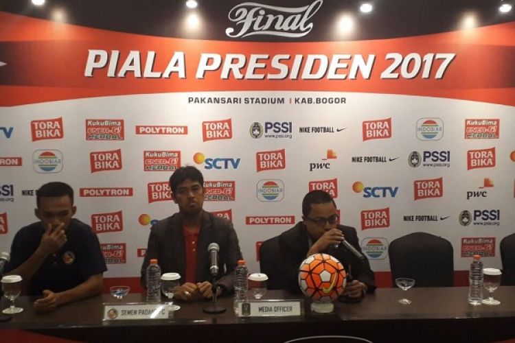 Pelatih Semen Padang, Nilmaizar (tengah), menghadiri sesi konferensi pers di Sentul, Jumat (10/3/2017).