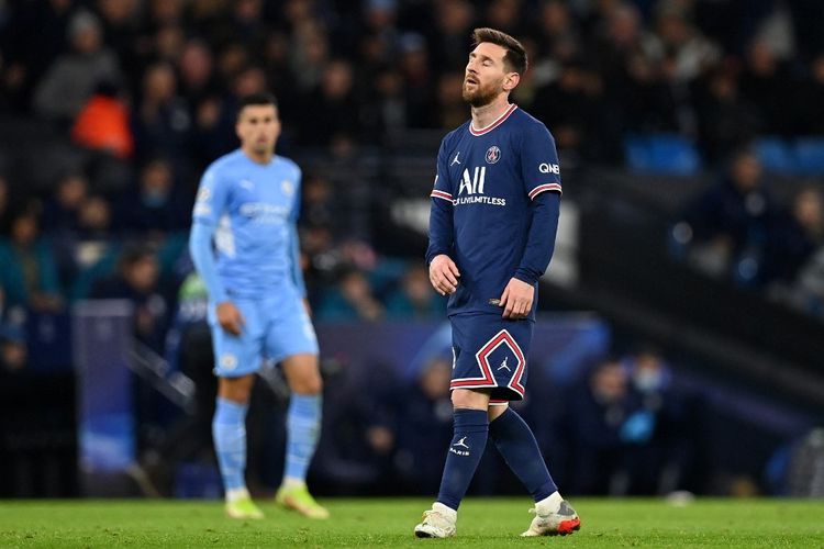 Striker PSG Lionel Messi bereaksi pada laga Liga Champions kontra Manchester City di Stadion Etihad pada 24 November 2021.