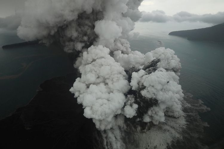 Aktivitas letupan abu vulkanik dari Gunung Anak Krakatau di Selat Sunda terpantau dari udara yang diambil dari pesawat Cessna 208B Grand Caravan milik maskapai Susi Air, Minggu (23/12/2018). 