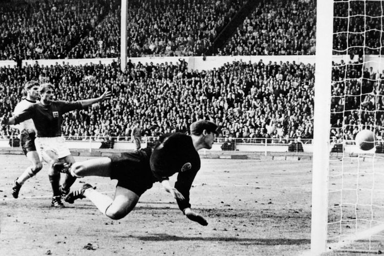 Gol ketiga kontroversial Inggris yang dicetak Geoff Hurst ke gawang Jerman pada final Piala Dunia 1966 di Stadion Wembley. (Photo by CENTRAL PRESS / AFP)