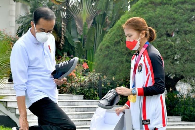 Presiden Joko Widodo mencoba sepatu produk UMKM milik Greysia Polii usai menerima para atlet kontingen Indonesia untuk Olimpiade Tokyo 2020 di Istana Kepresidenan Bogor, Jumat (13/8/2021). 