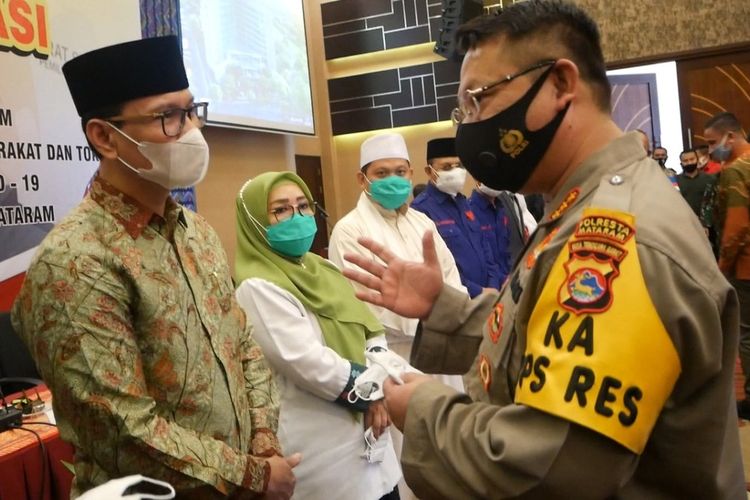 Kapolresta Mataram, Kombes Pol Guntur Herditrianto berbincang dengan bakal pasangan calon Walikota Mataram, H Mohan Roliskana.