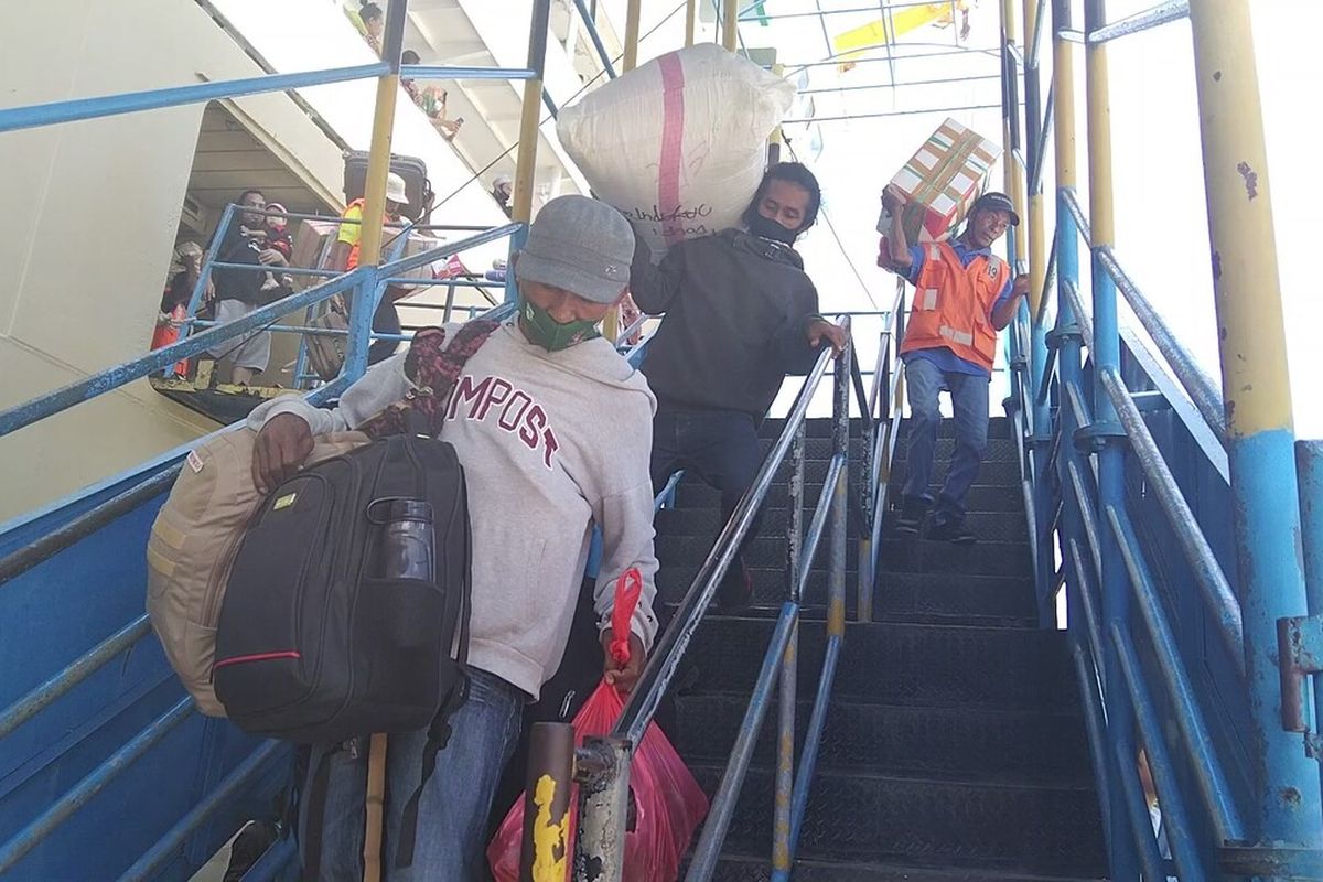 Sekitar 1800 penumpang kapal Pelni KM Dobonsolo turun di pelabuhan Murhum, Kota Baubau, Sulawesi Tenggara, Sabtu (24/4/2021) siang. Penumpang yang turun diduga warga yang duluan curi star untuk mudik sebelum aturan larangan mudik diberlakukan oleh pemerintah di bulan Mei 2021.