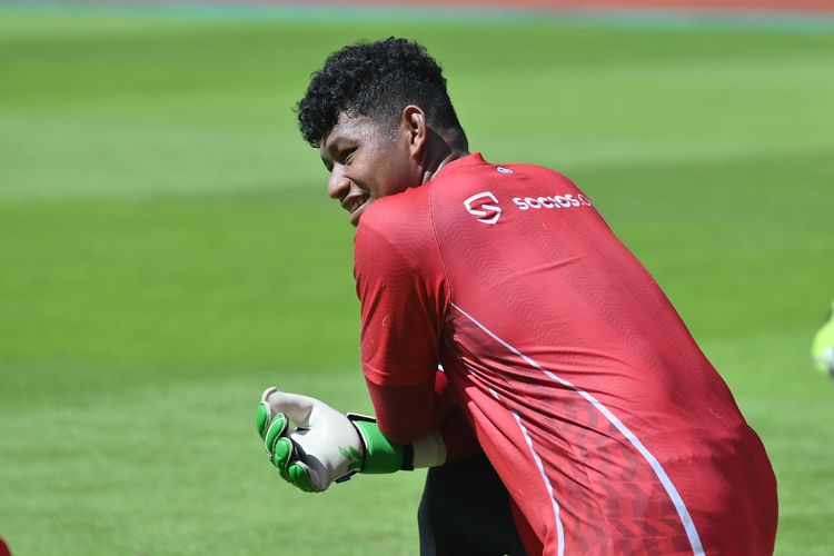 Kiper muda Persib Bandung Sheva Sanggasi yang harus menelan pil pahit karena kebobolan tiga gol dalam debutnya menghadapi Persebaya Surabaya pada pertandingan pekan ke-25 Liga 1 2024-2025, Sabtu (1/3/2025) di Stadion Gelora Bung Tomo, Surabaya. 