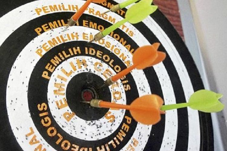 Dart Game Pemilih Cerdas koleksi Rumah Pintar Pemilu Punakawan di dalam gedung KPU Jatim saat hari pertama pendaftaran pasangan kandidat Pilgub Jatim, Senin (8/1), di Surabaya. Permainan bertujuan memberikan pendidikan politik kepada pengunjung tentang pemilihan umum. Hari pertama belum ada pasangan kandidat yang mendaftar. Pendaftaran pasangan kandidat berlangsung sampai Rabu (10/1/2018) pukul 24.00.
