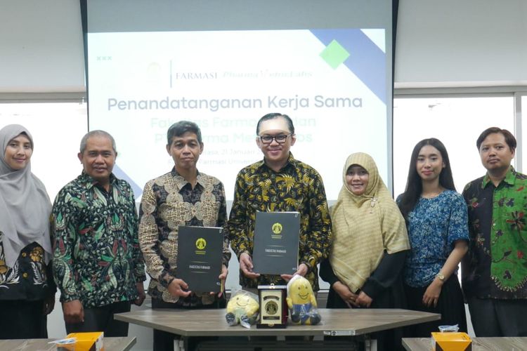 Kalbe Farma melalui anak usaha menjalin kolaborasi dengan Universitas Airlangga (UNAIR) dan Universitas Indonesia (UI). 