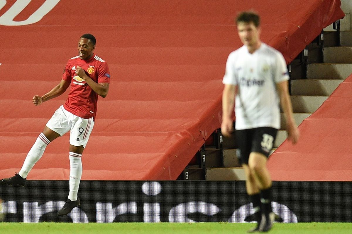 Penyerang Manchester United Anthony Martial merayakan golnya dalam pertandingan leg kedua Liga Europa antara Man United vs LASK di Old Trafford, Manchester, Inggris, pada 5 Agustus 2020.