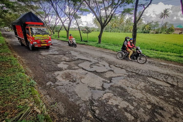 Salah satu jalan rusak di wilayah Jalan Ir Soekarno atau biasa disebut jalan lintas barat (Jalibar), Kecamatan Kepanjen, Kabupaten Malang, Jawa Timur.