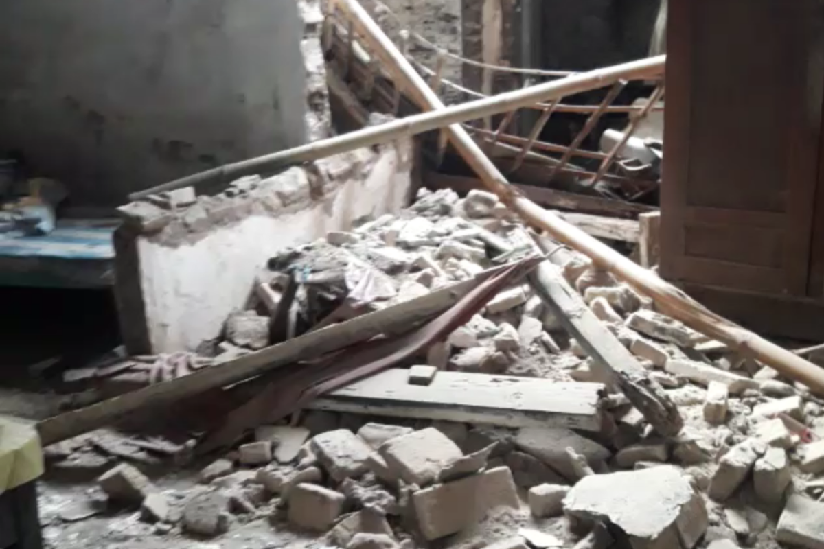 Kondisi rumah nenek Fatimah yang tiba-tiba roboh, Minggu (12/2/2023)