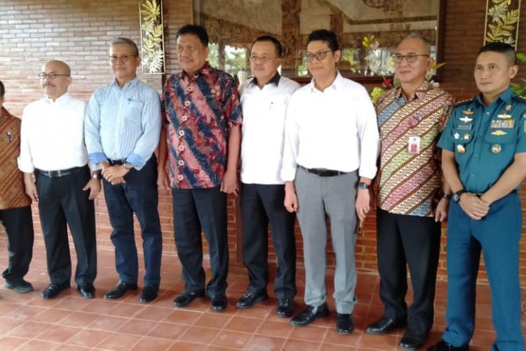 Gubernur Sulawesi Utara Olly Dondokambey, SE menggelar pertemuan membahas perizinan kapal-kapal nelayan yang ma dengan Tim Satgas 115 dan KKP di Minahasa, Sulawesi Utara, Kamis (15/11/2018)