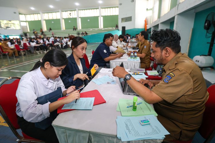 1.214 Mahasiswa Surabaya Dapat Bantuan Kuliah Rp 2,5 Juta per Semester