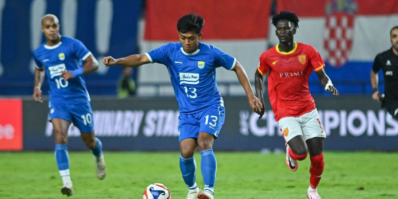 Winger Persib Febri Hariyadi beraksi di final third lawan saat menghadapi Manila Digger FC dalam pertandingan play off AFC Champions League Two (ACL 2) 2025-2026, Rabu (13/8/2025) di Stadion Gelora Bandung Lautan Api (GBLA). 