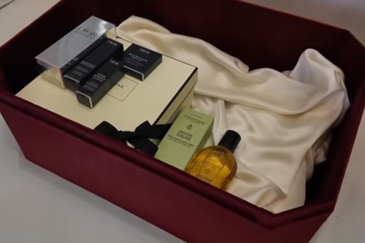 Jennifer Coppen membagikan suvenir bridesmaid proposal berisi barang-barang branded, mulai dari parfum mewah hingga high heels putih.