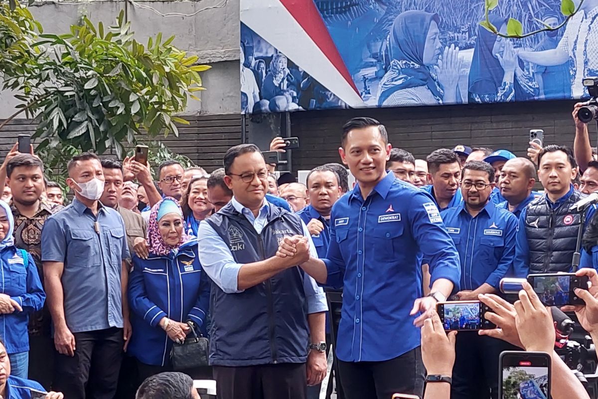 Gubernur DKI Jakarta Anies Baswedan saat bersama dengan Ketua Umum Partai Demokrat Agus Harimurti Yudhoyono (AHY) pada Jumat (7/10/2022) siang. Pertemuan itu digelar di Kantor Dewan Pimpinan Pusat (DPP) Demokrat, Menteng, Jakarta Pusat.