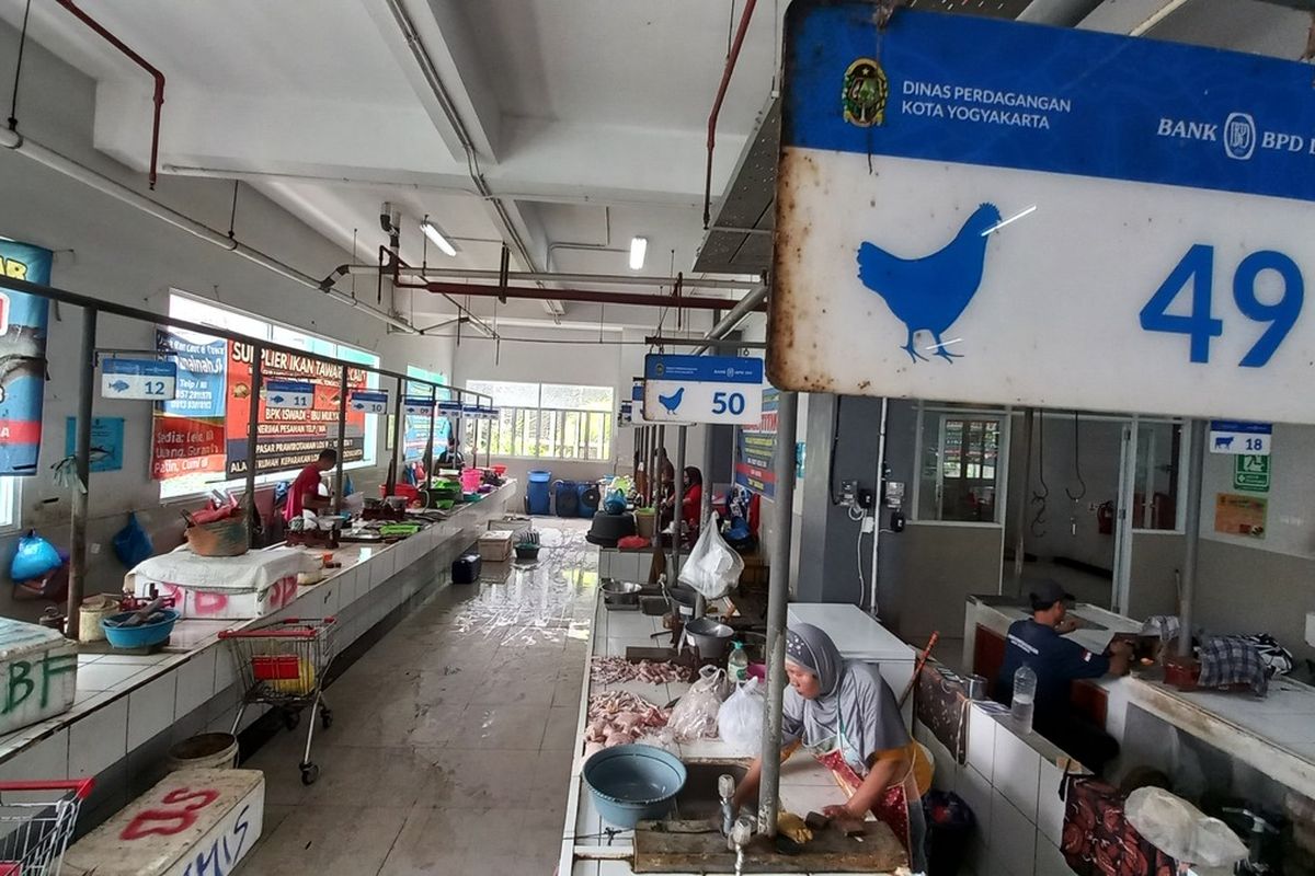 Suasana pasar Prawirotaman pada Senin (4/3/2024) pedagang sedang membersihkan dagangannya