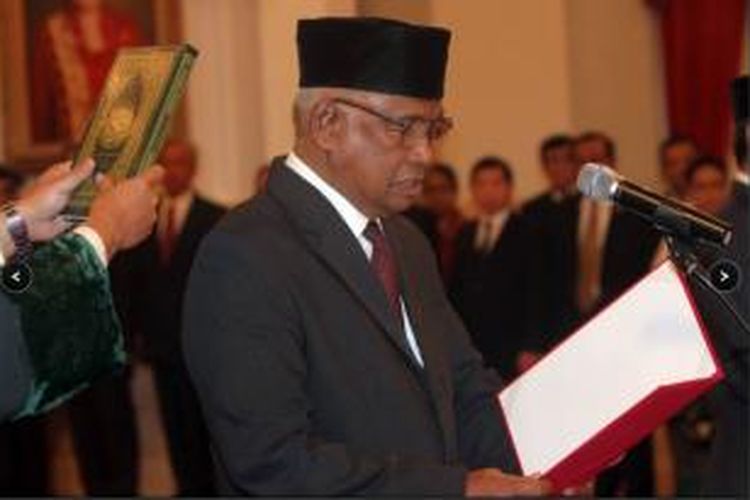 Pelaksana tugas Ketua KPK Taufiequrachman Ruki diambil sumpahnya oleh Presiden Joko Widodo di Istana Negara, Jakarta, Jumat (20/2/2015). 