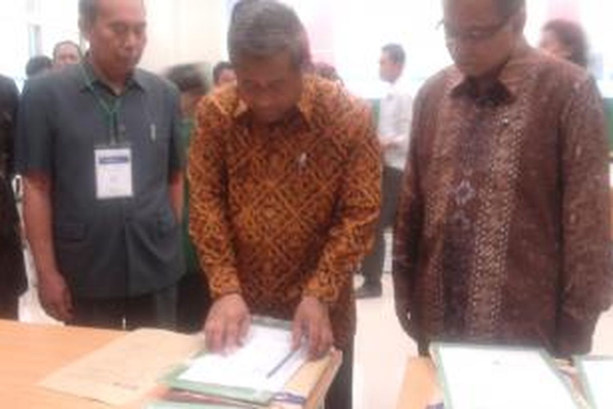 Menteri Pendidikan dan Kebudayaan M Nuh, meninjau soal ujian Seleksi Masuk Bersama Perguruan Tinggi Negeri (SBMPTN), di Universitas Negeri Jakarta, Selasa (17/6/2014).