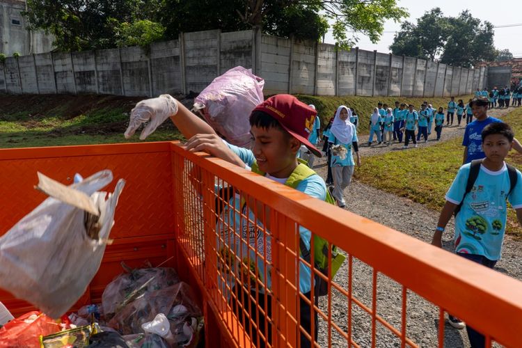 Veritas Edukasi Lingkungan, Pemprov Banten, dan Alam Sutera Group menggelar kegiatan jalan sehat mengangkat tema Generasi Bersih 2025: Ayok Tangerang Langit Biru (TLB) pada Kamis, 9 Oktober 2025.