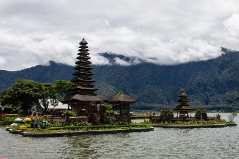 Imigrasi Kantongi Identitas WNA Telanjang di Area Pelinggih Pura di Bali