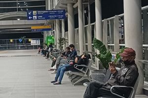 Saat Pekerja Menginap di 'Hotel Darurat' Stasiun Cikarang demi Kereta Pagi