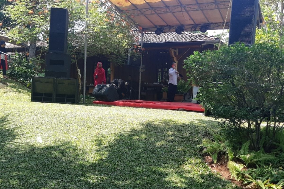 Pendopo Anies dijadikan tempat panggung hiburan untuk resepsi pernikahan tetangganya pada Sabtu (5/10/2019). Lokasi pendoponya berada di Lebak Bulus, Jakarta Selatan 