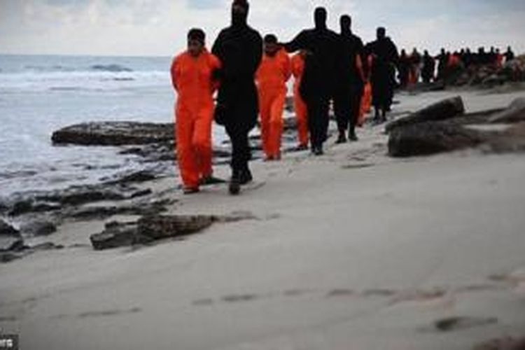Warga Mesir itu diarak di sepanjang pantai sebelum dipaksa untuk berlutut dan dipenggal oleh kaum militan ISIS