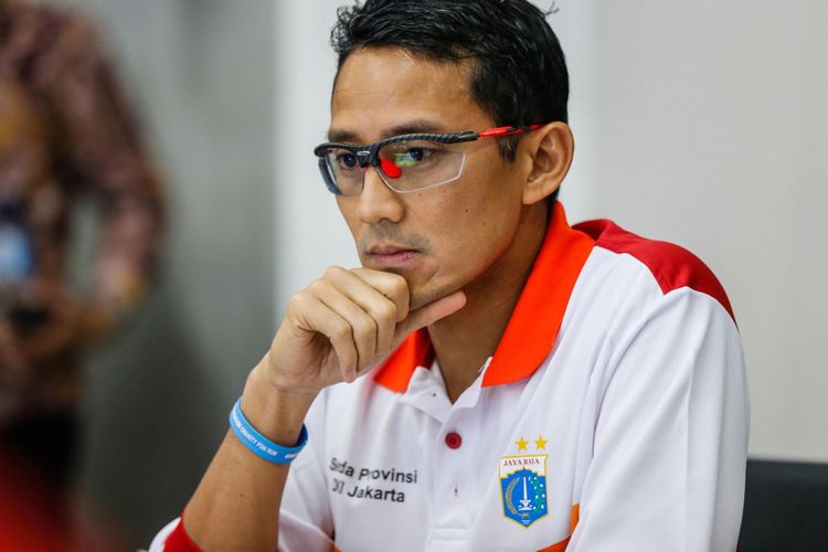 Wakil Gubernur DKI Jakarta Sandiaga Uno memberikan keterang pers sebelum meninjau venue Asian Games 2018 di Kawasan Gelora Bung Karno (GBK), Senayan, Jakarta Pusat, Minggu (12/11/2017). Sandiaga Uno memastikan Pemerintah Provinsi DKI Jakarta akan mempermudah semua bentuk perizinan yang diperlukan untuk venue Asian Games 2018 di Kompleks Gelora Bung Karno (GBK). KOMPAS.com/GARRY ANDREW LOTULUNG