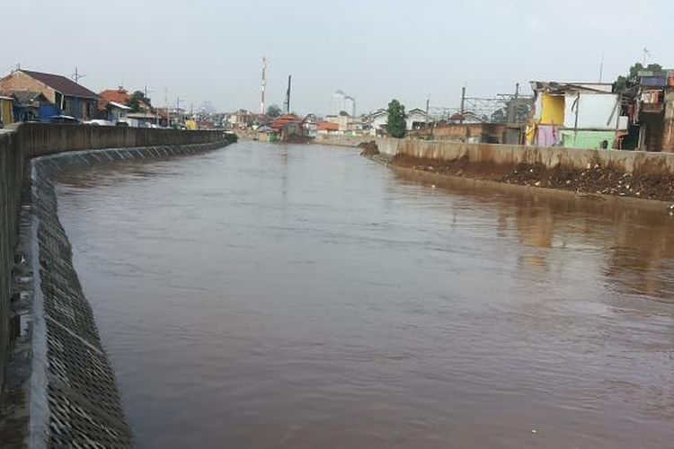 Kondisi aliran Ciliwung yang mengalir di kawasan Kampung Pulo, Kampung Melayu, Jatinegara, Jakarta Timur, Senin (13/2/2017) pagi.