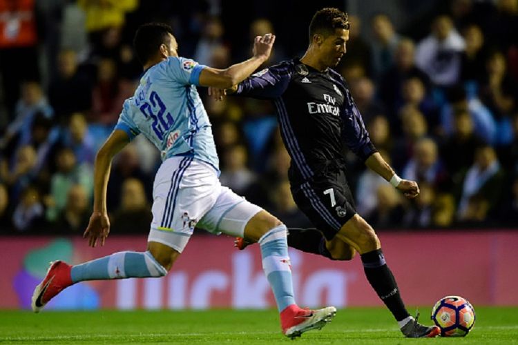 Penyerang Real Madrid, Cristiano Ronaldo, melepas tembakan ke gawang Celta Vigo pada pertandingan Divisi Primera La Liga di Stadion Balaidos, Rabu (17/5/2017). 