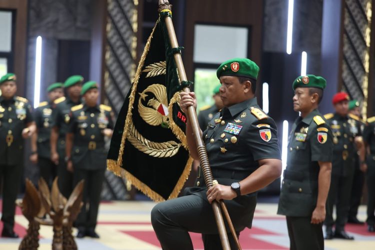 Mayor Jenderal TNI Farid Makruf resmi menjabat Panglima Komando Daerah Militer (Pangdam) V/Brawijaya menggantikan Mayjen TNI Nurcahyanto. Acara serah terima jabatan (sertijab) itu dilaksanakan di Markas Besar AD, Cilangkap, Jakarta Timur, Rabu  (28/12/2022).