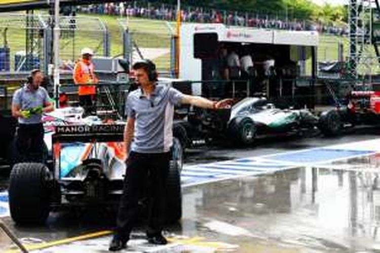 Pebalap Manor Racing asal Jerman, Pascal Wehrlein, bersiap meninggalkan pit pada sesi kualifikasi GP Hongaria di Hungaroring, Sabtu (23/7/2016).