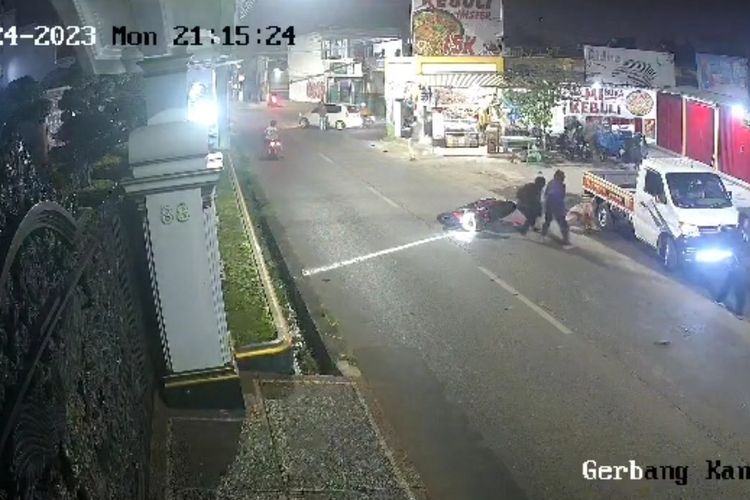 Tangkapan layar dari rekaman CCTV yang terpasang di sekitar kejadian, tempat satu orang pemuda tewas akibat dibacok oleh geng motor di Jalan Mustikasari, Pengasinan, Rawalumbu, Bekasi Timur, Senin (24/7/2023) malam.