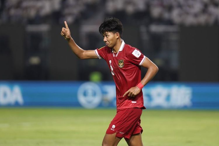 Pemain timnas U17 Indonesia, Arkhan Kaka, saat berselebrasi seusai mengemas gol ke gawang Ekuador dalam babak penyisihan Grup A Piala Dunia U17 2023. Laga timnas Indonesia vs Ekuador berlangsung di Stadion Gelora Bung Tomo (GBT) pada Jumat (10/11/2023).