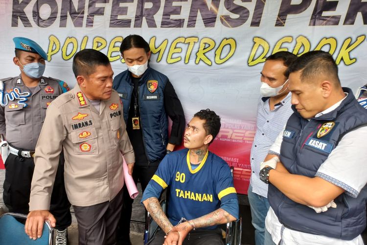 Kapolres Metro Depok Kombes Imran edwin Siregar didampingi Kasat Reskrim AKBP Yogen Heroes Baruno tengah mengintrograsi pelaku pembunuhan di Mapolres Metro Depok pada Selasa (5/7/2022).