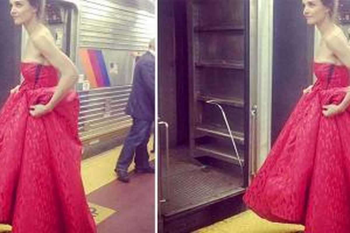 Mengenakan busana pesta mewah berwarna merah, Katie Holmes tak ragu menumpang kereta bawah tanah di New York, Amerika Serikat. 