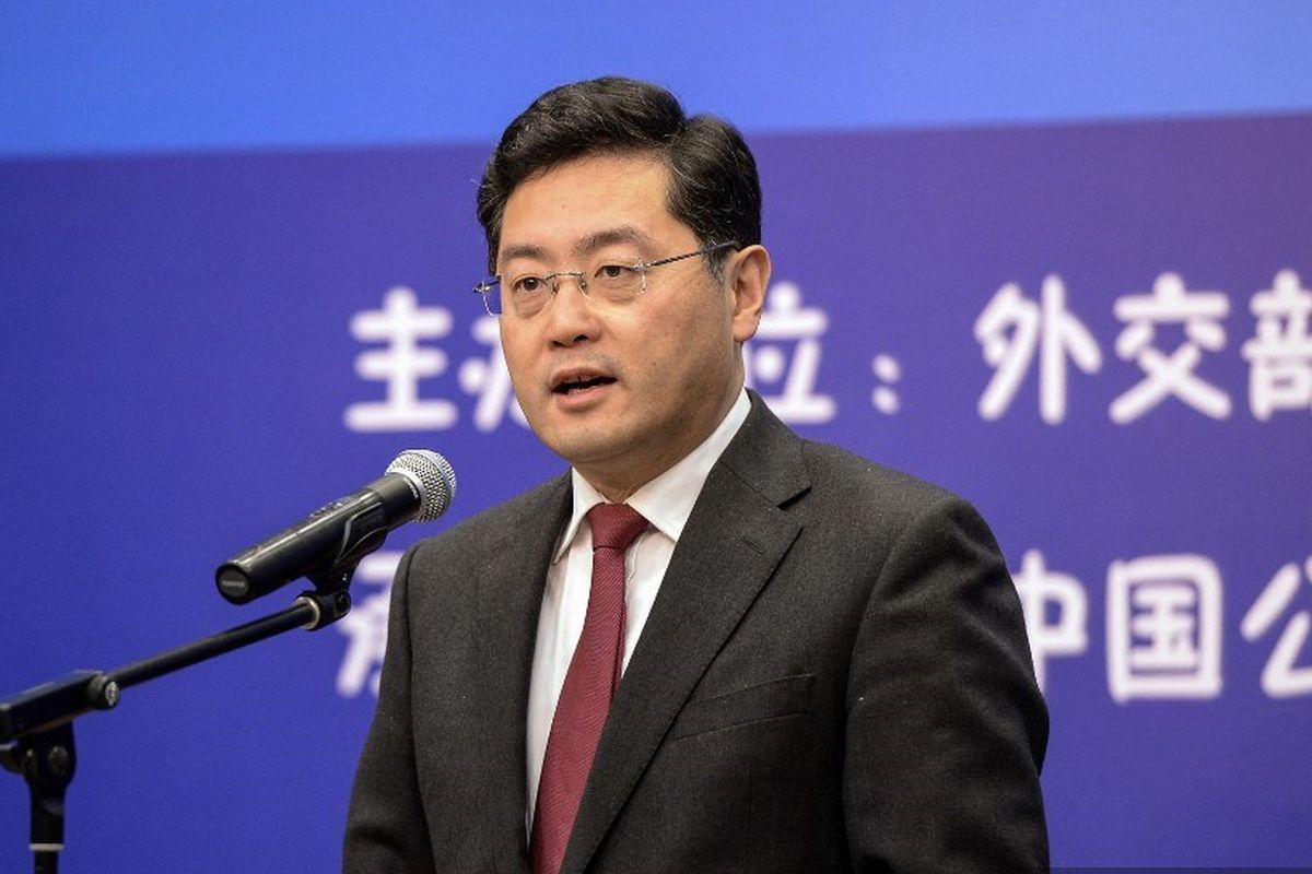 Foto yang diambil pada 25 Desember 2013 ini menunjukkan direktur Departemen Penerangan Kementerian Luar Negeri China Qin Gang saat itu berbicara dalam sebuah acara di Beijing. - Qin Gang, salah satu diplomat Prajurit Serigala paling terkemuka di China, pada 28 Juli 2021 diumumkan sebagai duta besar baru negaranya untuk Amerika Serikat.