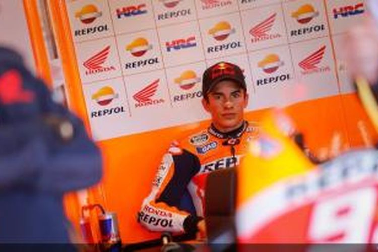 Pebalap Repsol Honda, Marc Marquez menunggu di pit saat sesi latihan bebas ketiga GP Amerika Serikat di Sirkuit Laguna Seca, Sabtu (20/7/2013) pagi waktu setempat.