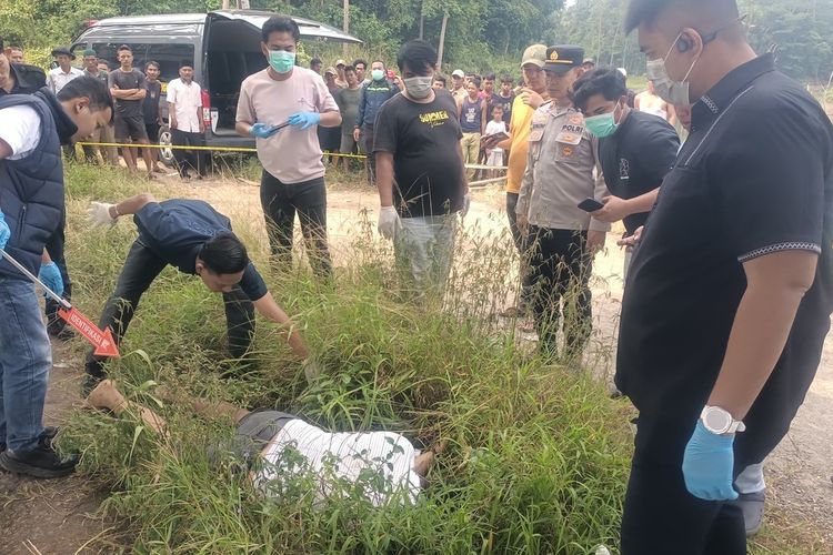 Petugas kepolisian saat melakukan olah tempat kejadian perkara penemuan mayat tanpa identitas diduga korban pembunuhan di Bawah Jembatan Cimake, Pabuaran, Serang. Minggu (30/11/2025).