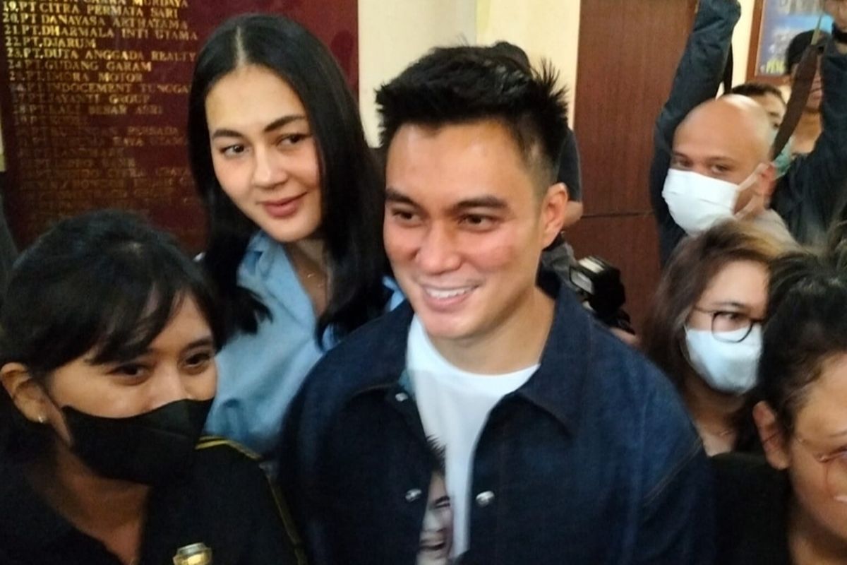 Artis Bain Wong dan istrinya, Paula setelah diperiksa oleh penyidik Polre Metro Jakarta Selatan terkait konten prank laporan KDRT pada Jumat (7/10/2022).