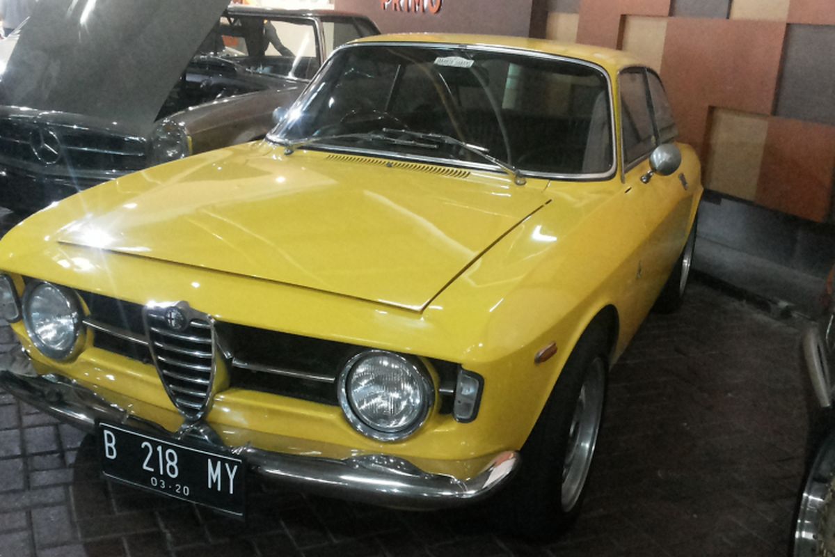 Salah satu mobil klasik yang meramaikan pameran Classic for The Young Generation yang diadakan Perhimpunan Penggemar Mobil Kuno Indonesia (PPMKI) di Maxxbox Lippo Village, Tangerang, Sabtu (31/3/2018). 