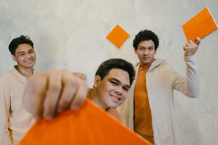 Lirik Lagu Write Me Another Song - The Overtunes