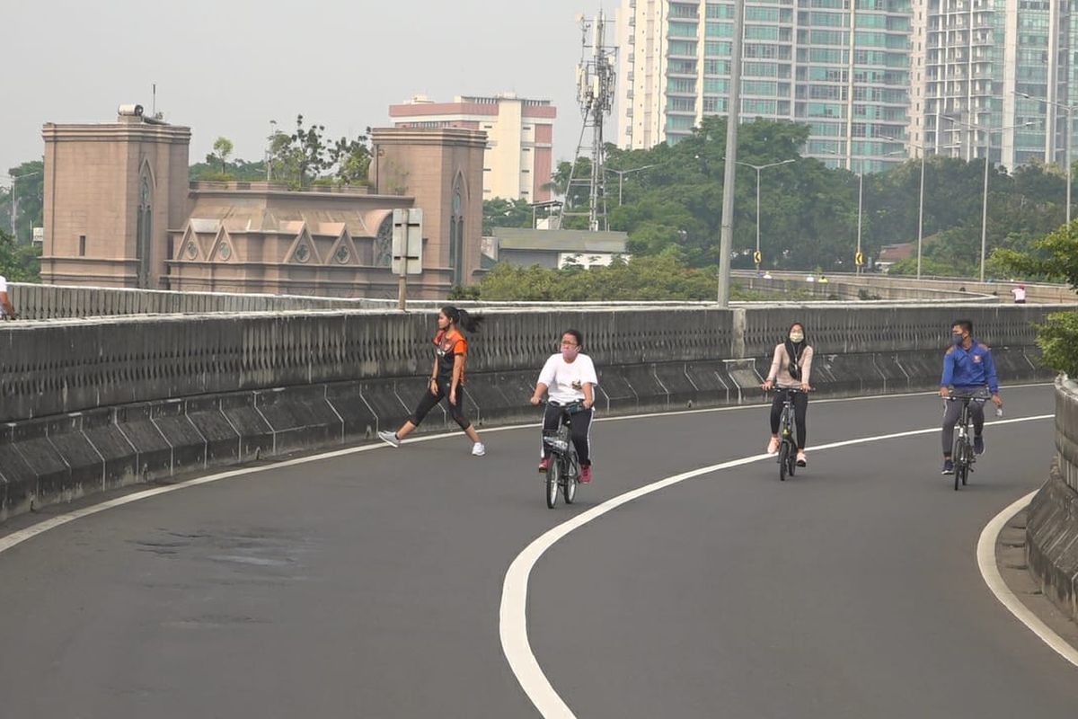 Suasana Car Free Day (CFD) di Jalan Layang Non-tol (JLNT) Pangeran Antasari, Jakarta Selatan, Minggu (27/8/2020)