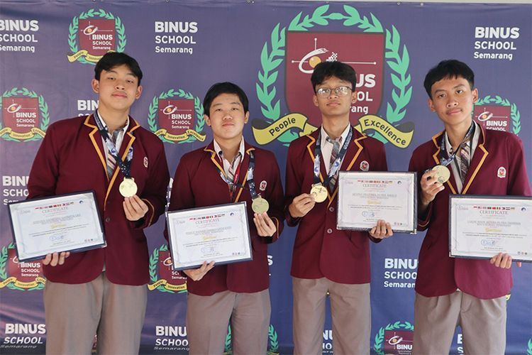 Empat siswa BINUS SCHOOL Semarang menunjukkan medali emas dan sertifikat yang diraih setelah memenangi Gold Award di IRPrO 2025. 