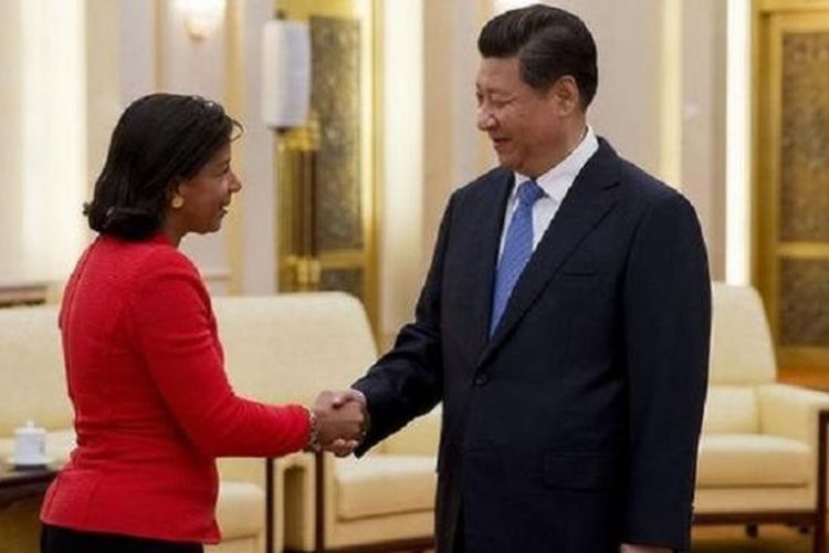 Penasehat keamanan AS, Susan Rice, berjabatan tangan dengan Presiden Tiongkok, Xi Jinping, dalam kunjungan tiga hari Rice ke Beijing 7-9 September 2014.