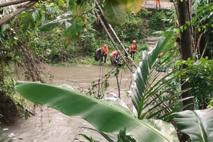 Petugas SAR gabungan melakukan penyisiran anak hilang di Sungai Konteng, Sedayu, Bantul. Minggu (21/1/2024)