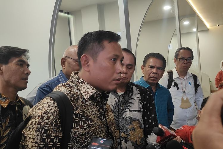 Staf Sekjen PDI-P Hasto Kristiyanto, Kusnadi (berbaju batik tengah) saat menceritakan kronologi dugaan intimidasi terhadapnya oleh penyidik KPK, di Komnas HAM, Jakarta, Rabu (12/6/2024).